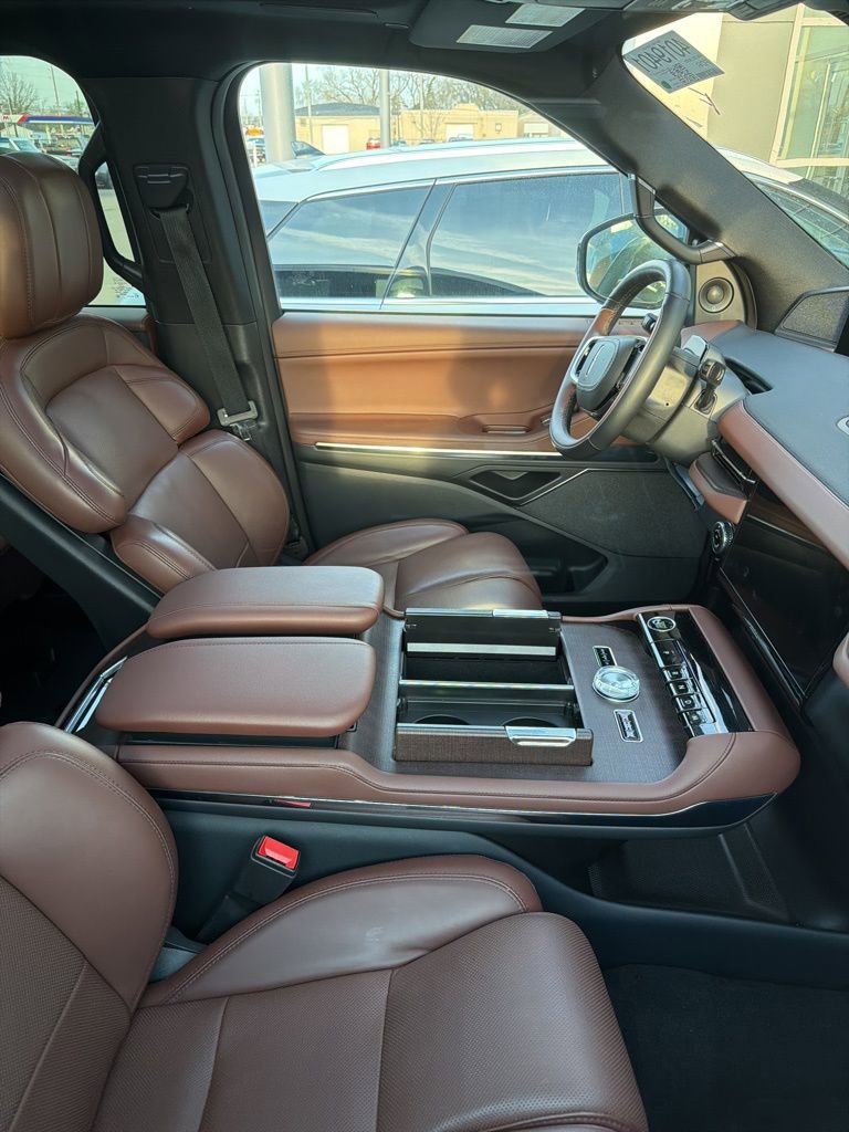 Used 2025 Lincoln Navigator L Reserve image 13