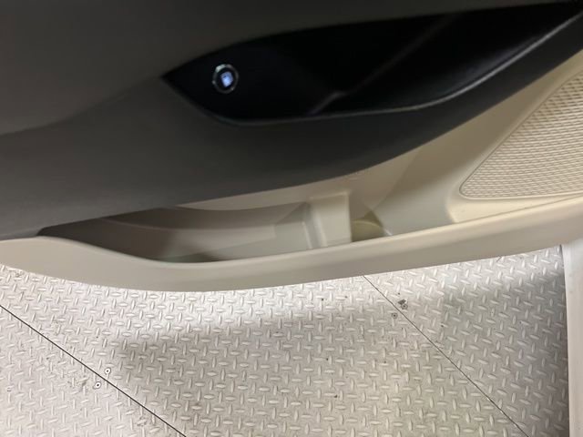 Used 2024 Chrysler Pacifica Select image 47