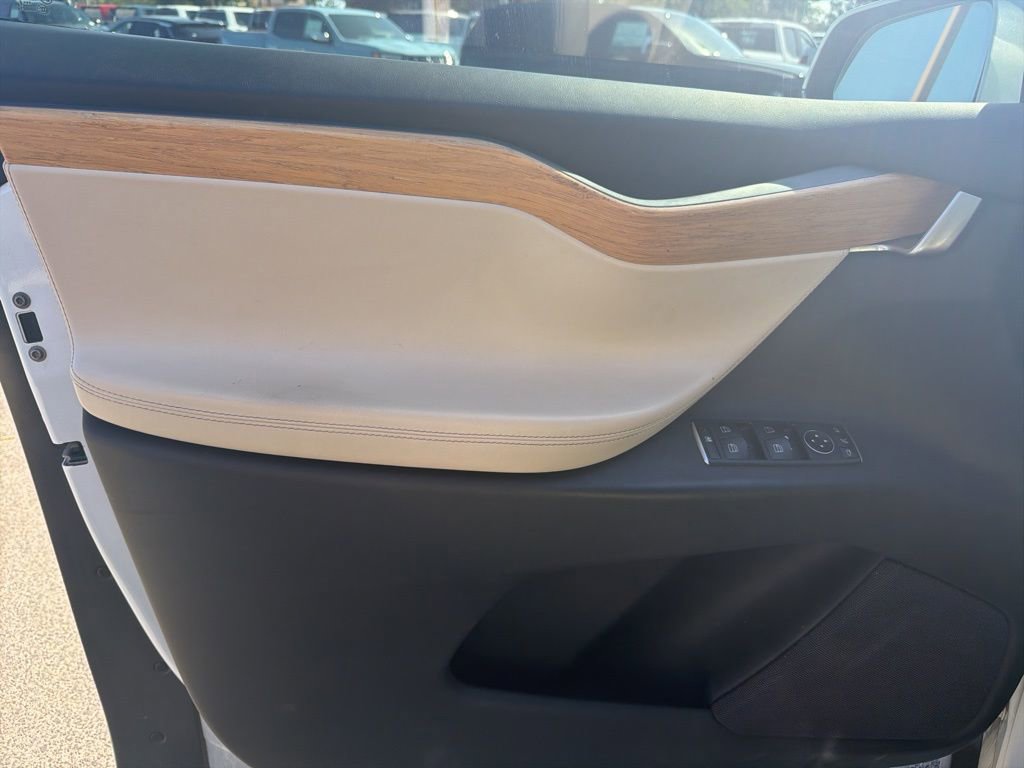 Used 2018 Tesla Model X image 10