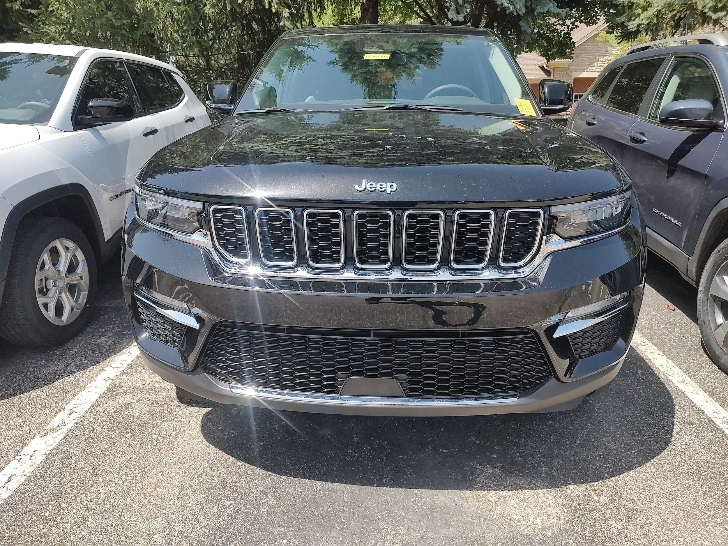 Used 2023 Jeep Grand Cherokee 4WD 4xe image 2