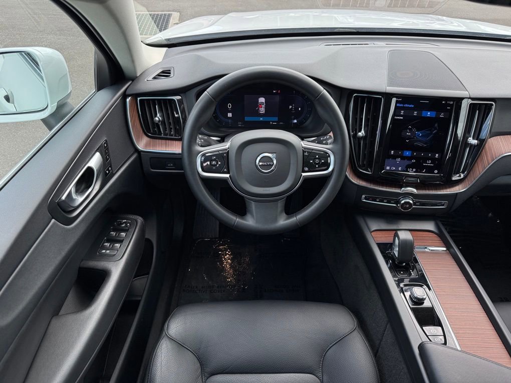 Used 2023 Volvo XC60 B5 Plus image 21