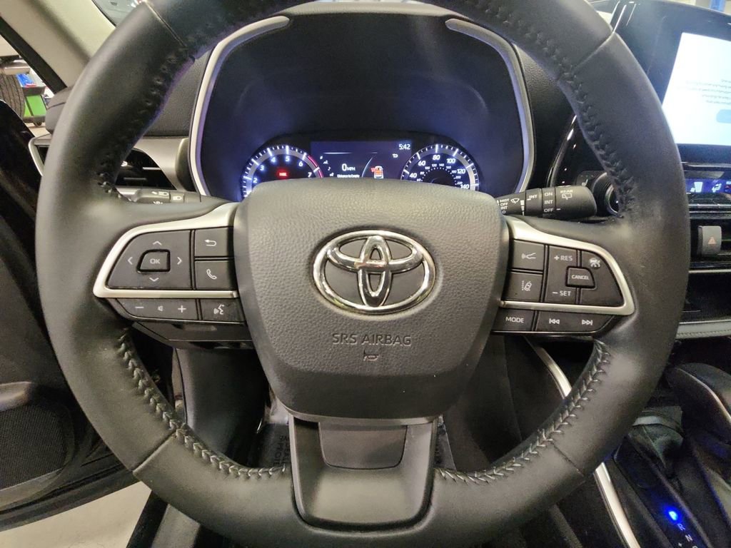 Used 2023 Toyota Highlander XLE AWD/4WD image 16
