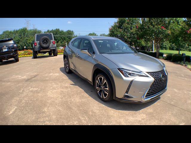 Certified 2022 Lexus UX 200 w/ Accessory Package (Z2) FWD image 2