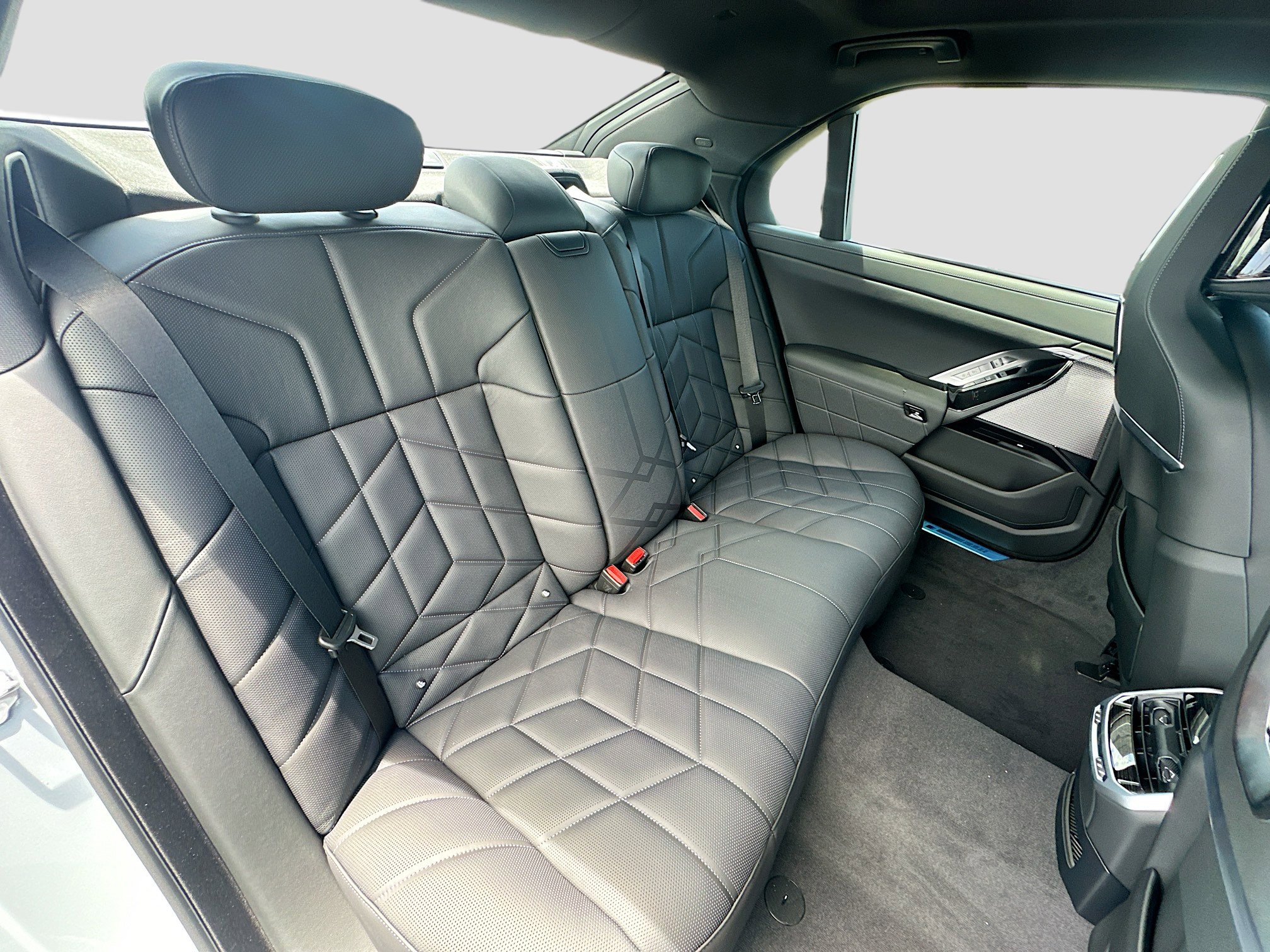 New 2026 BMW 750e xDrive w/ Executive Package image 23