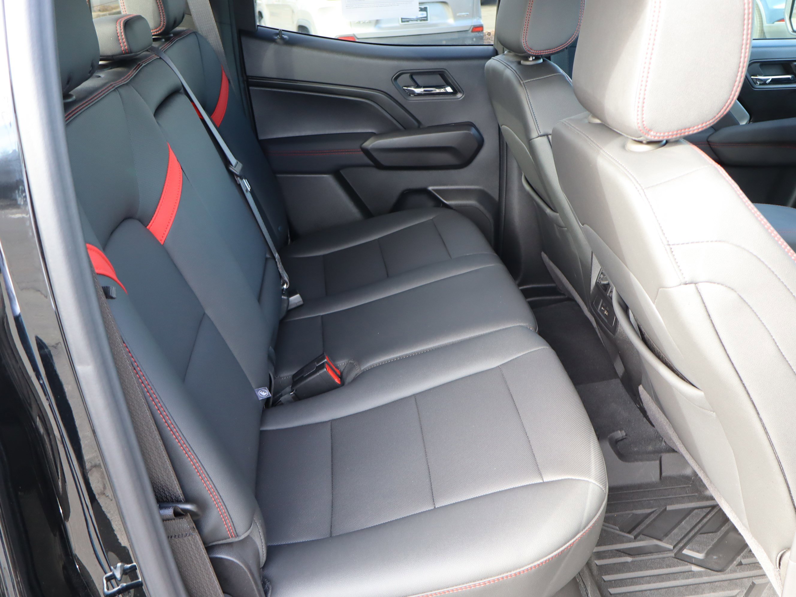 Certified 2025 Chevrolet Colorado Z71 w/ Midnight Edition image 35