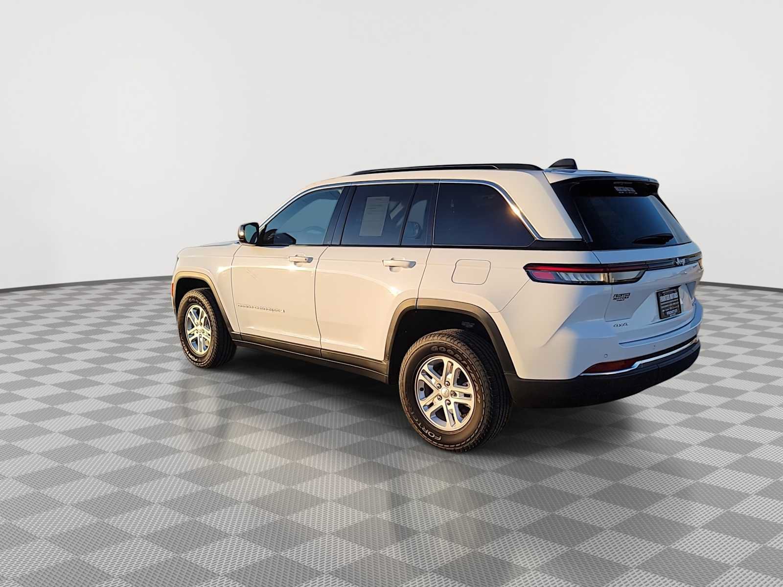 Used 2024 Jeep Grand Cherokee Laredo AWD/4WD image 6