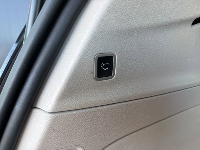 Used 2022 Chrysler Voyager LX image 9