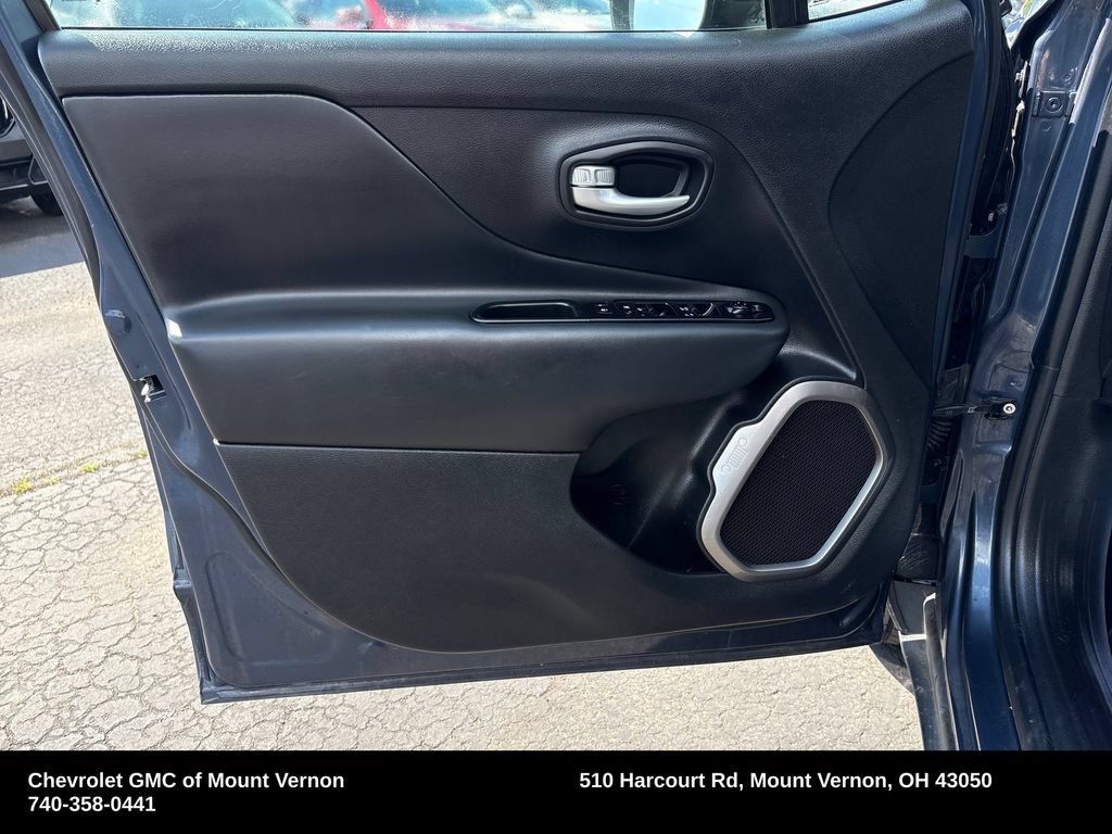 Used 2023 Jeep Renegade Latitude AWD/4WD image 13