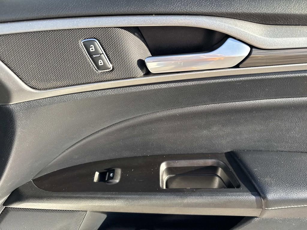 Used 2020 Ford Fusion SEL FWD image 15