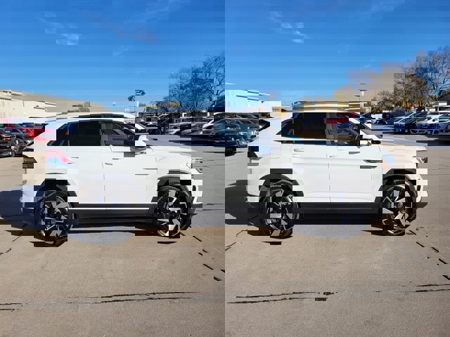 Used 2025 Volkswagen Atlas Cross Sport SE image 2