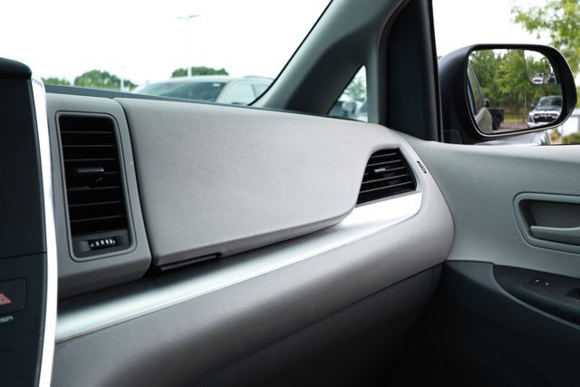 Used 2015 Toyota Sienna L FWD image 21