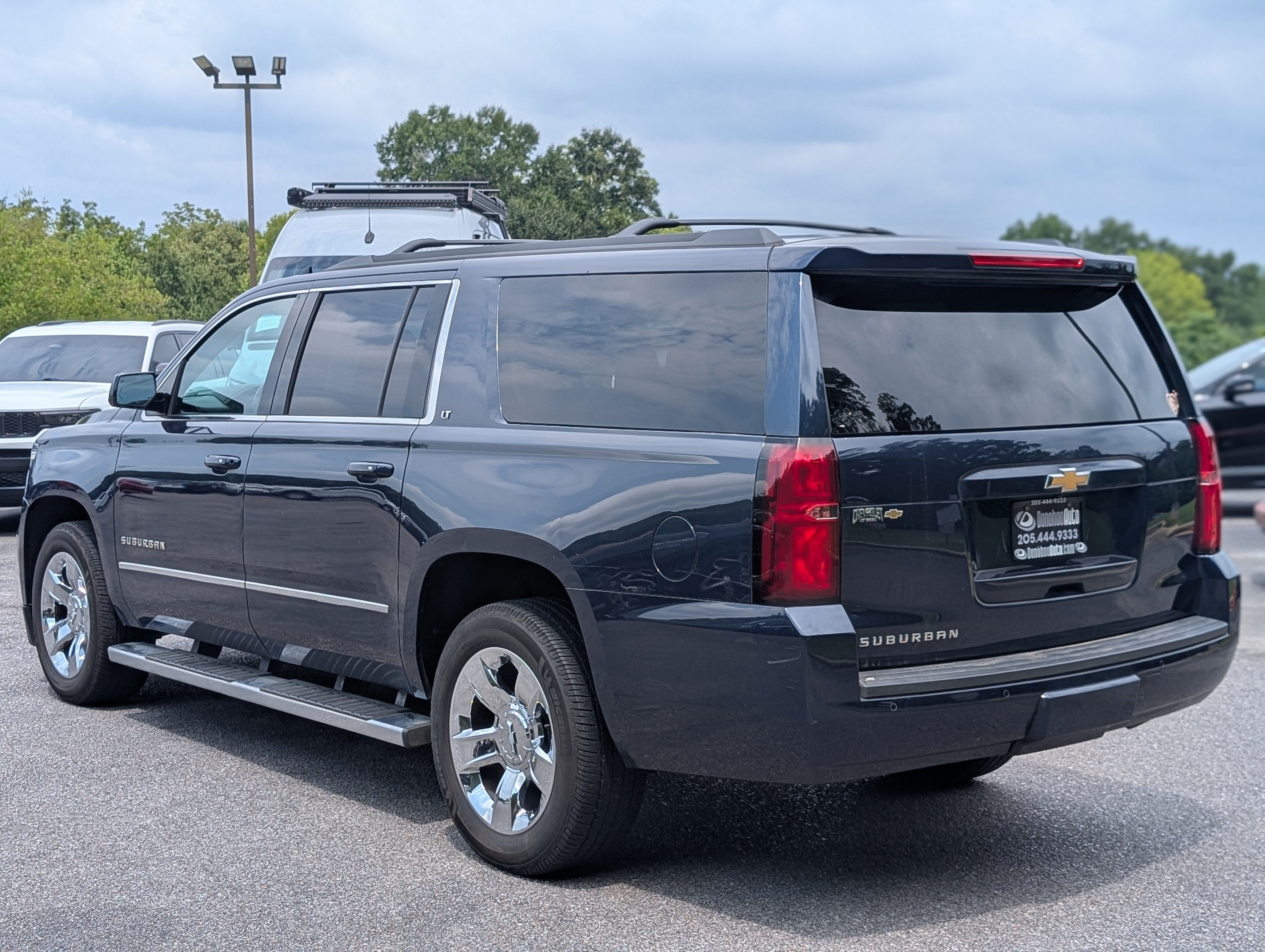 Used 2018 Chevrolet Suburban LT w/ LT Signature Package RWD image 7