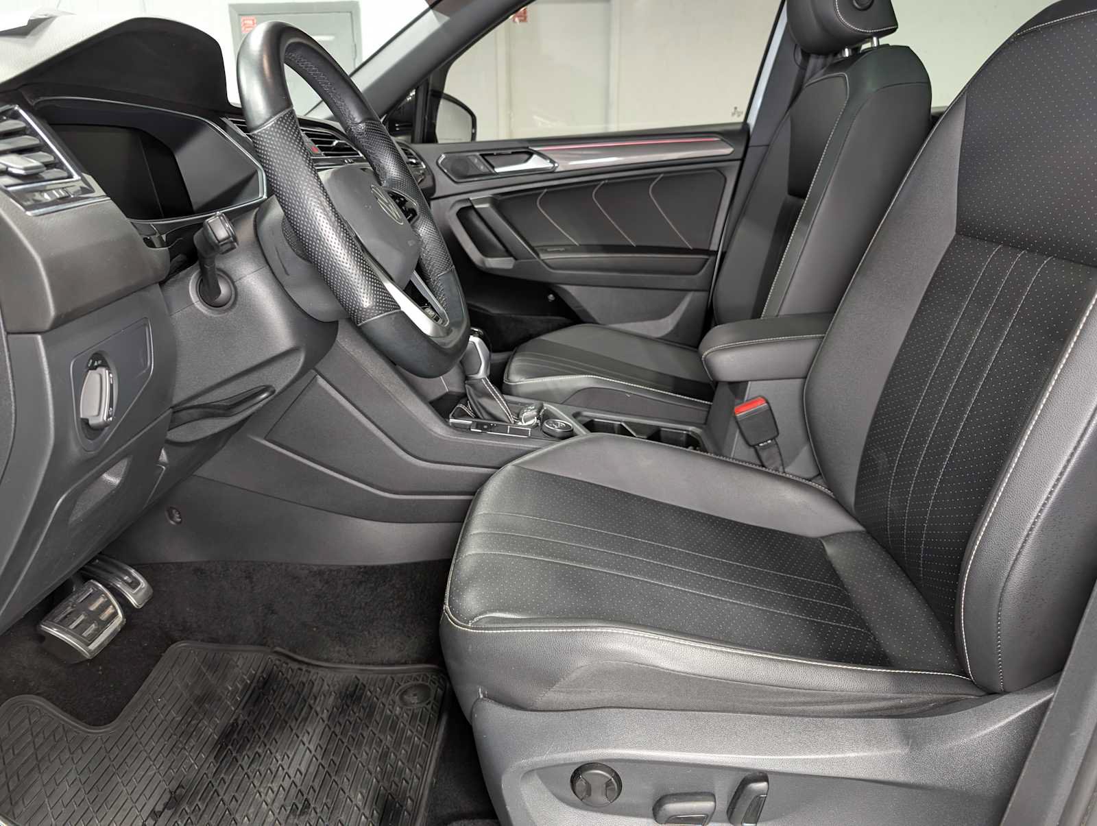 Used 2022 Volkswagen Tiguan SE R-Line AWD/4WD image 4