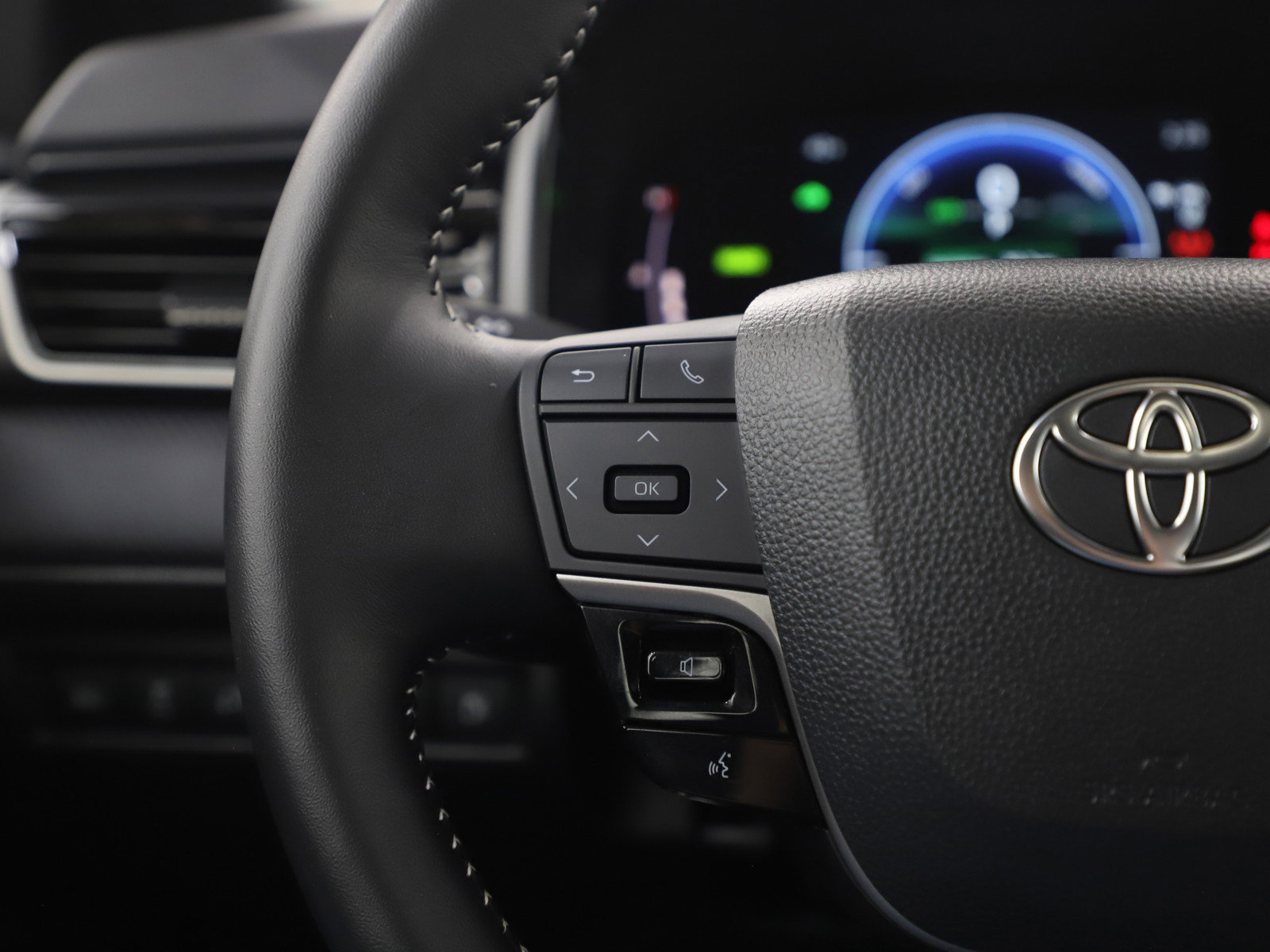 Used 2025 Toyota Camry SE w/ Convenience Package FWD image 25