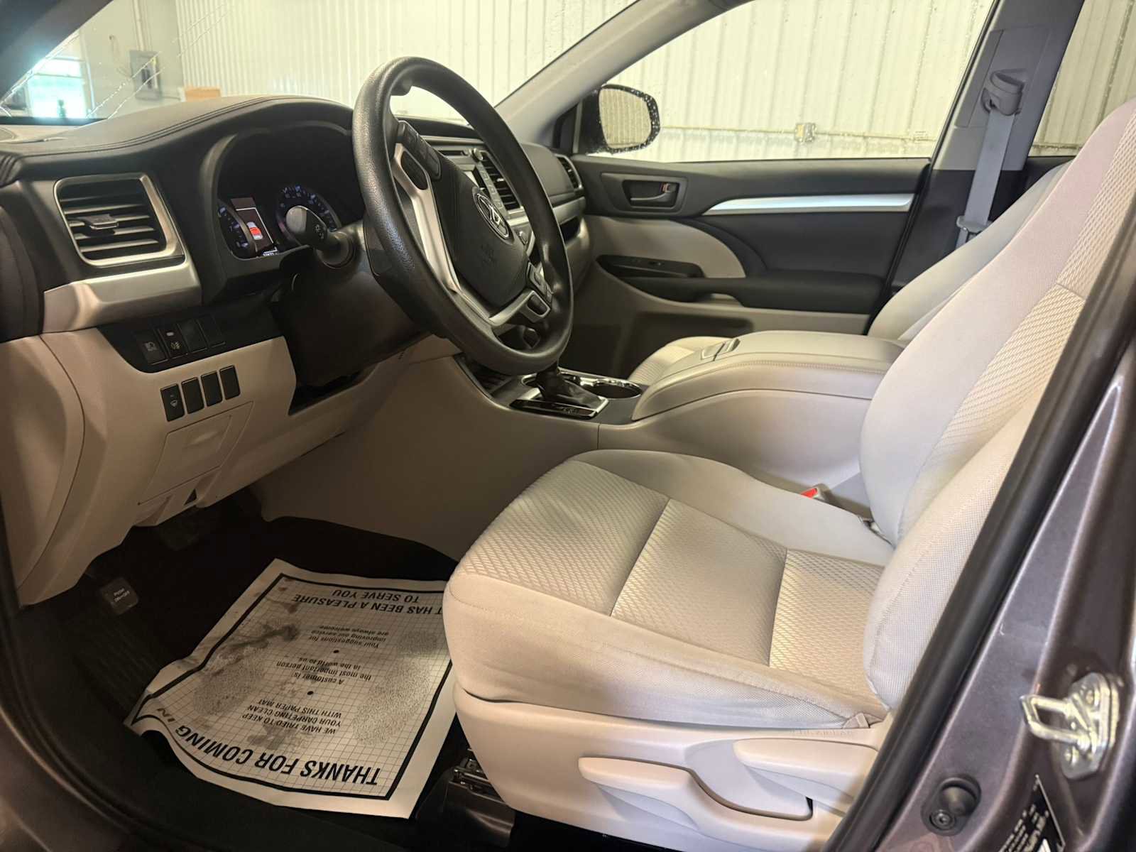 Used 2019 Toyota Highlander LE AWD/4WD image 19
