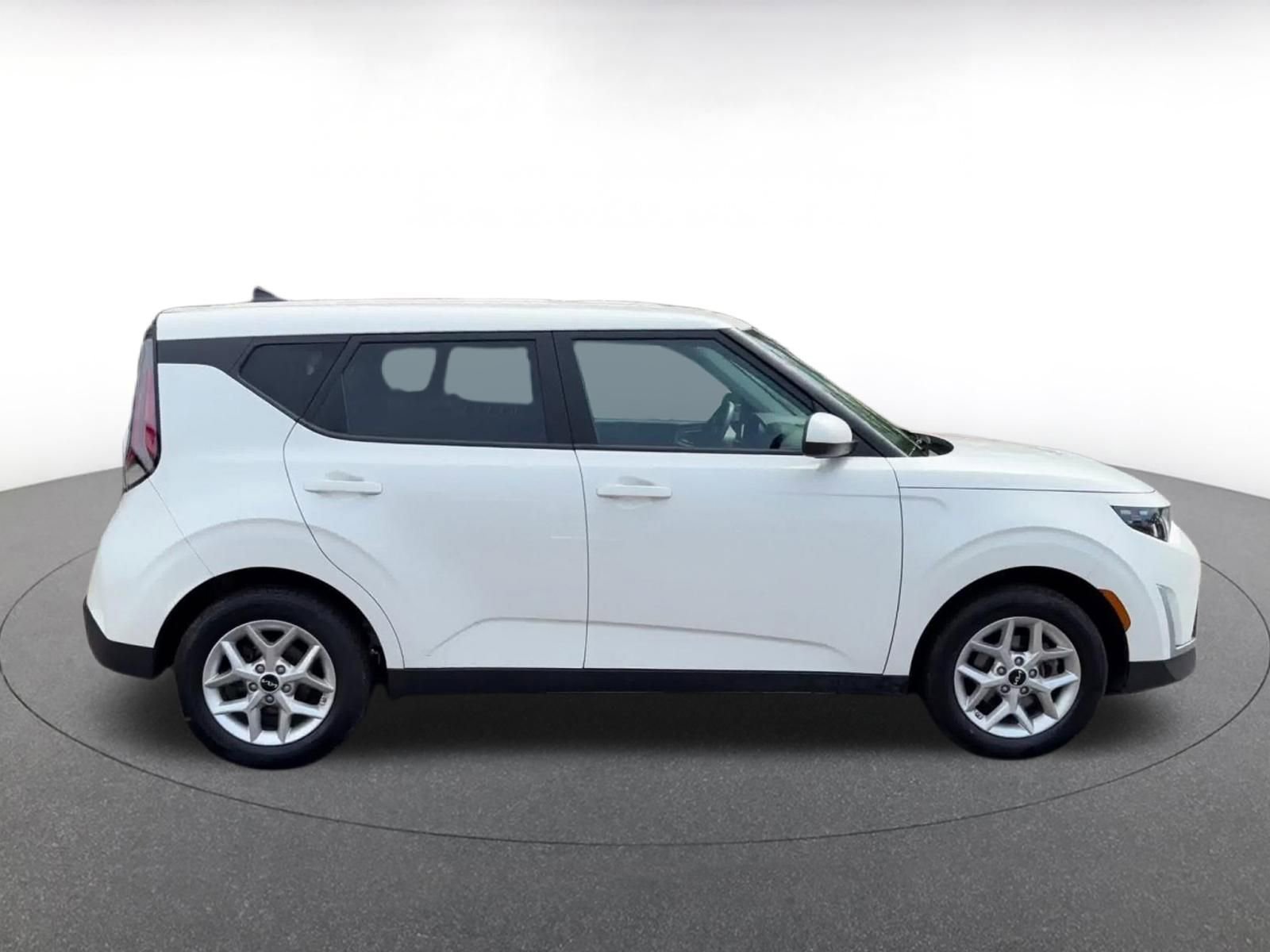 Used 2025 Kia Soul LX w/ LX Technology Package FWD image 16