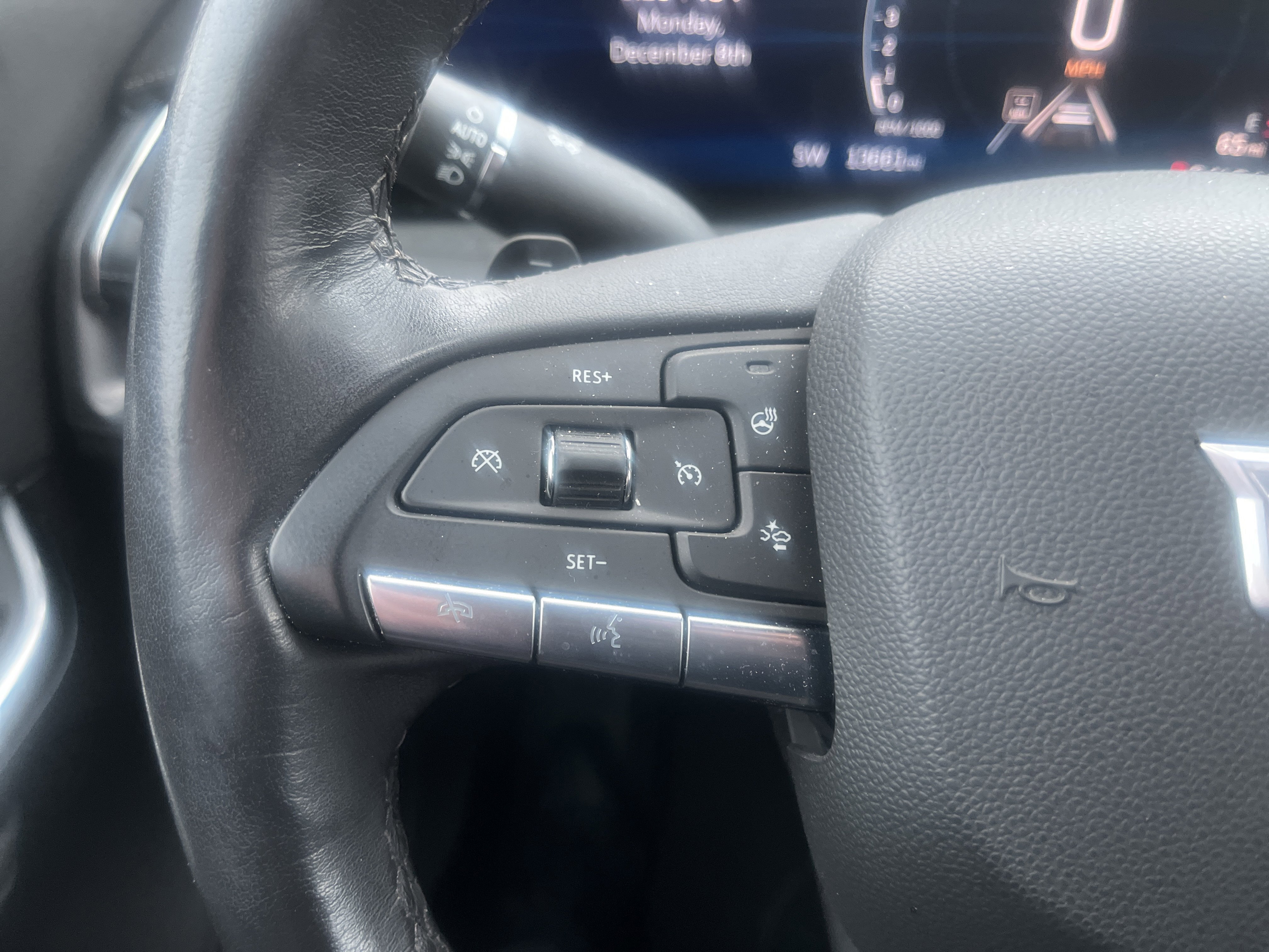 Used 2024 Cadillac XT4 Luxury w/ Cold Weather Package image 21