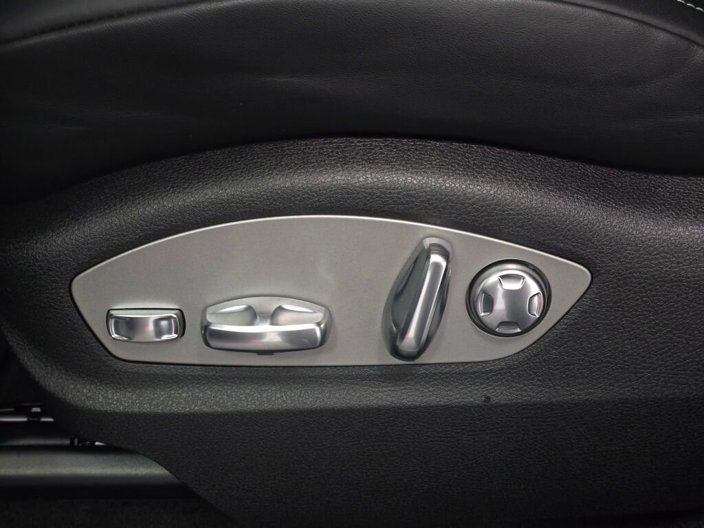 Certified 2025 Porsche Macan Turbo image 35