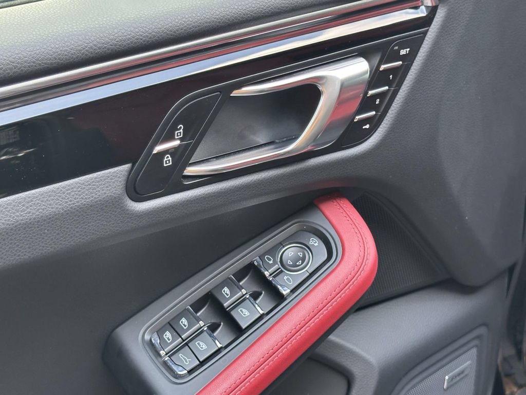 Used 2025 Porsche Macan AWD/4WD image 19