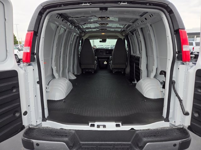 New 2026 GMC Savana 3500 w/ Driver Convenience Package RWD image 17