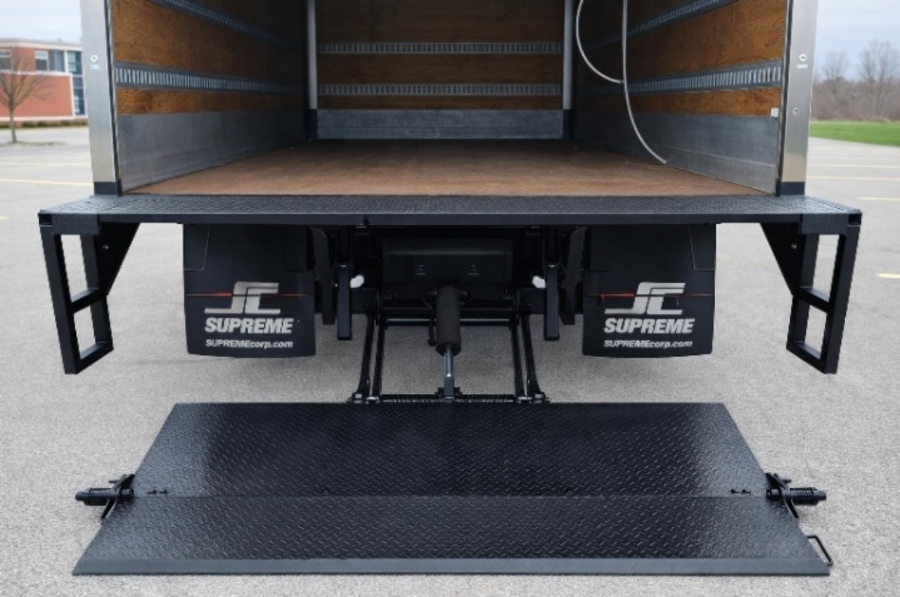 Used 2015 Ford F550 2WD Regular Cab Super Duty image 12