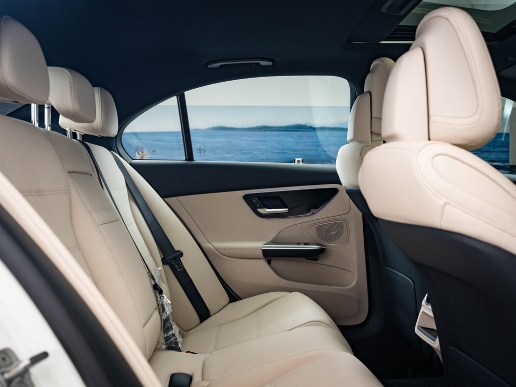 Used 2025 Mercedes-Benz C 300 4MATIC Sedan image 38
