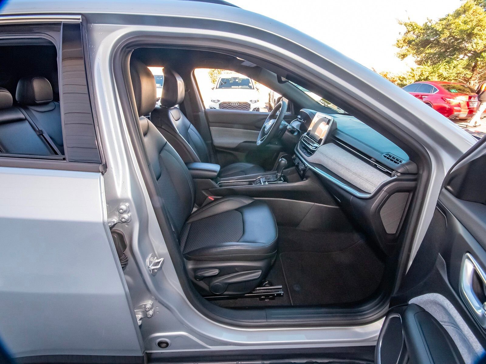 Used 2025 Jeep Compass Latitude image 40