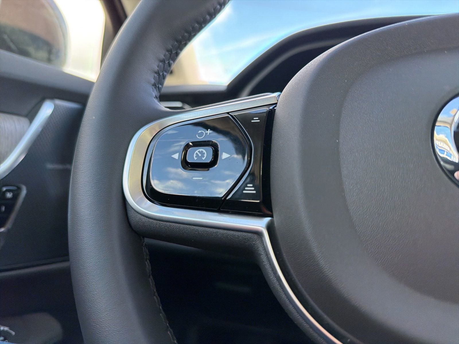 Certified 2025 Volvo S90 B6 Plus w/ Protection Package Premier image 53