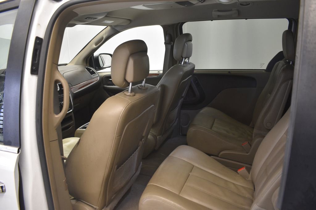 Used 2015 Chrysler Town & Country Touring w/ Driver Convenience Group image 23
