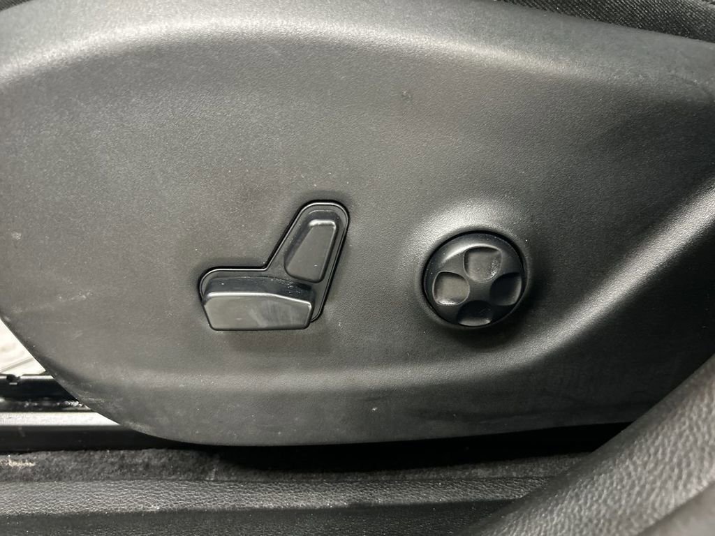 Used 2019 Jeep Cherokee Limited AWD/4WD image 10