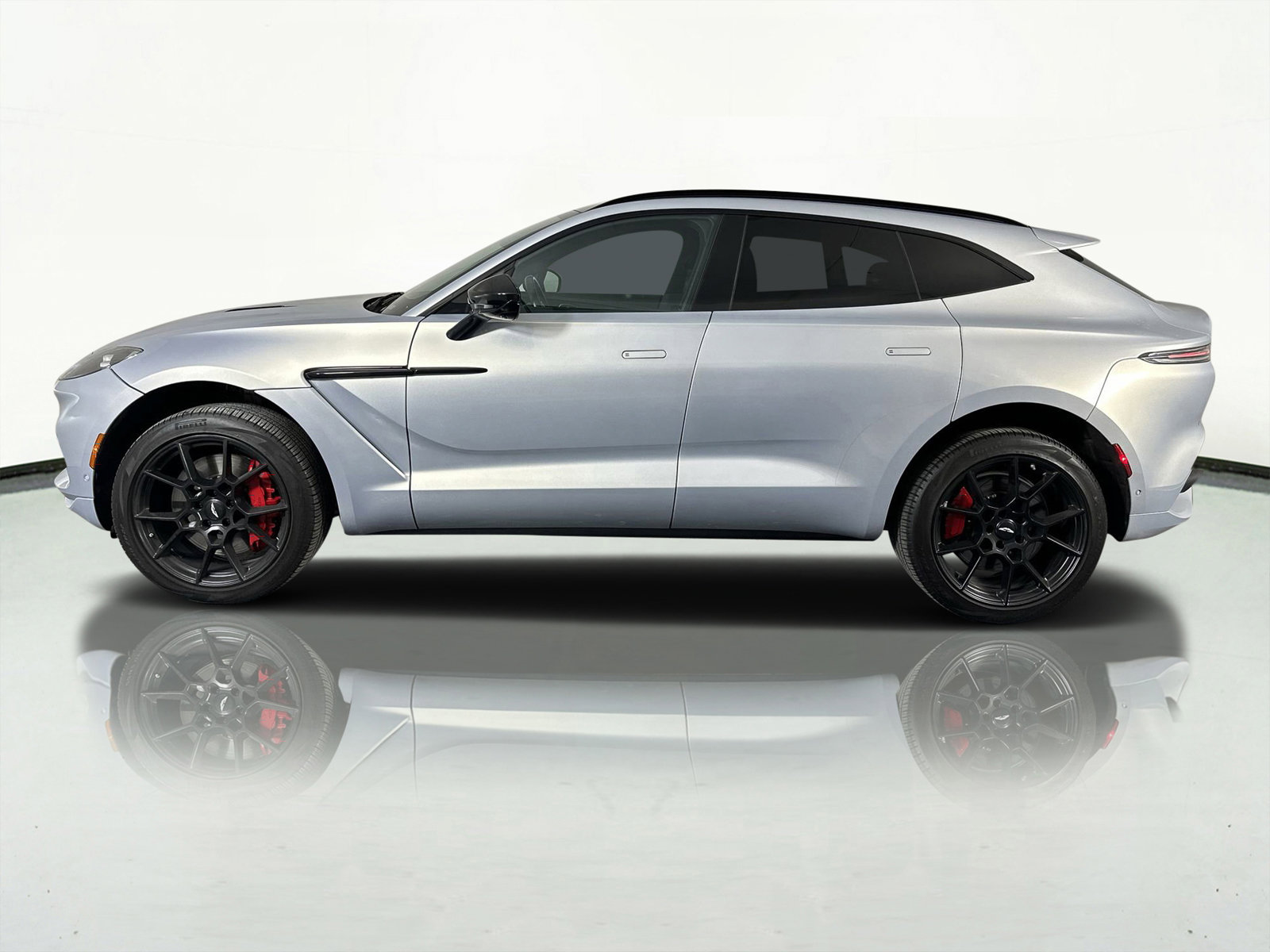 Used 2023 Aston Martin DBX image 5