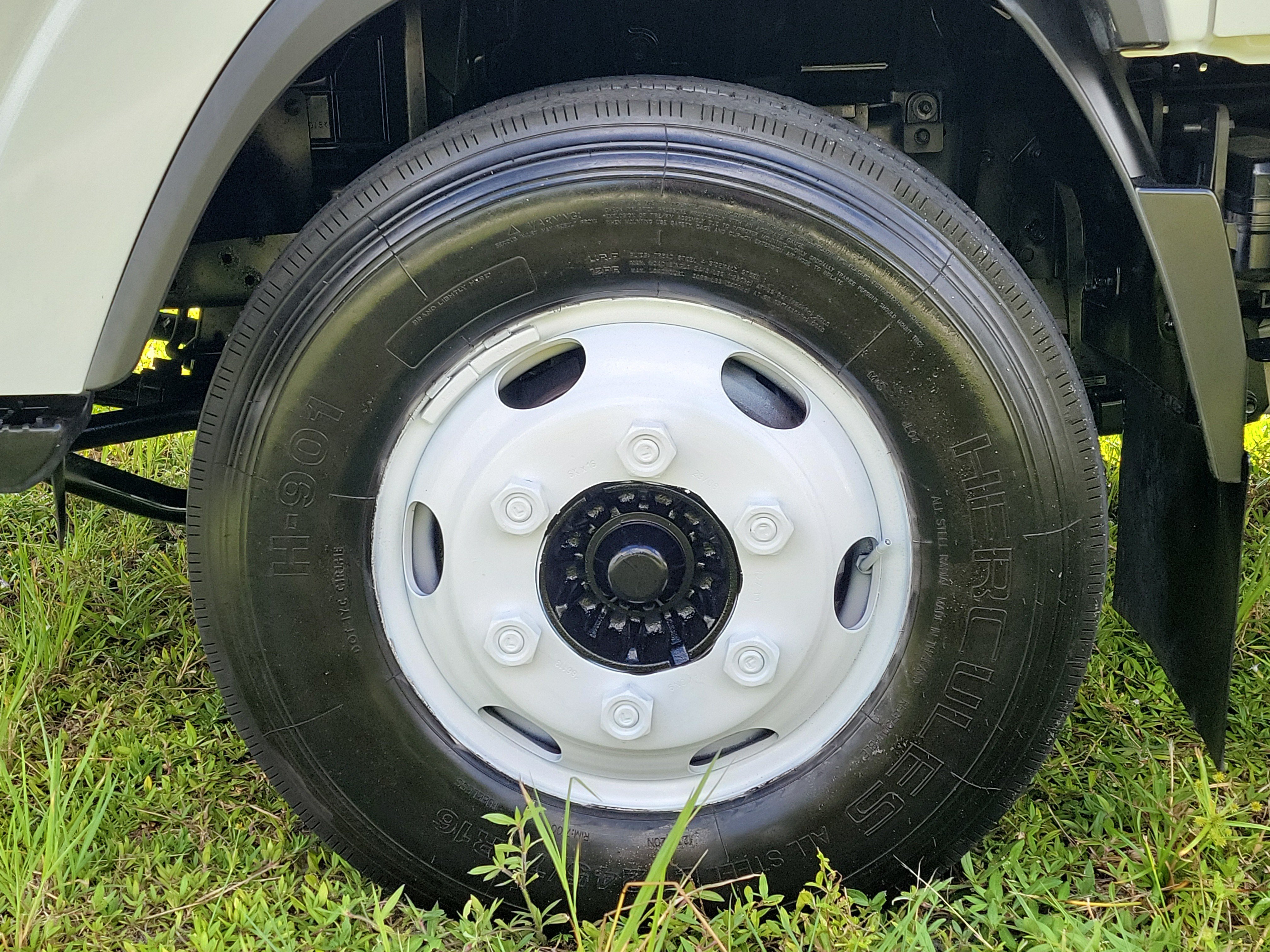 Used 2024 Isuzu NPR RWD image 9