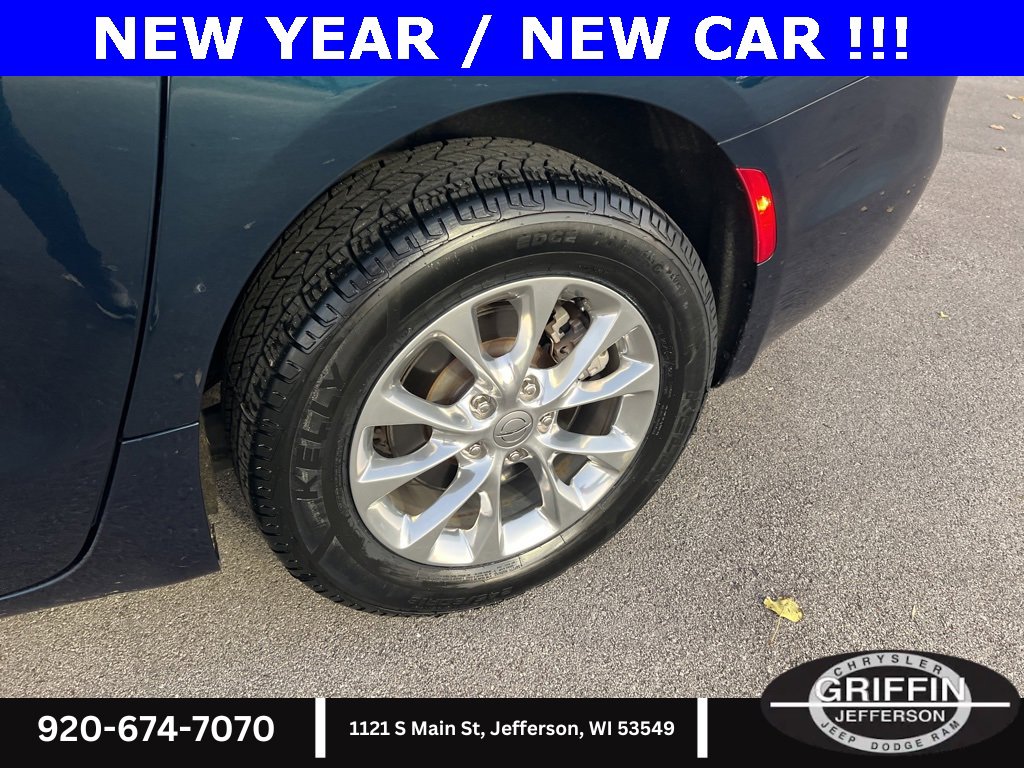 Used 2022 Chrysler Pacifica Touring-L image 16