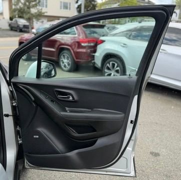 Used 2019 Chevrolet Trax LT w/ Sun & Sound Package image 29