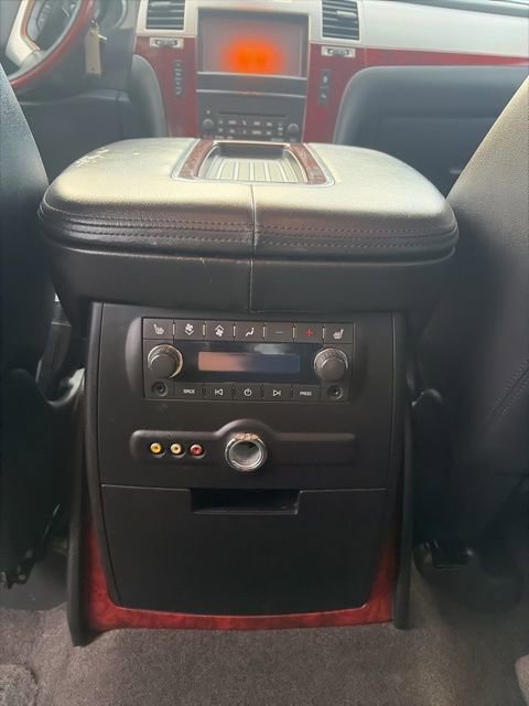 Used 2012 Cadillac Escalade Luxury image 18