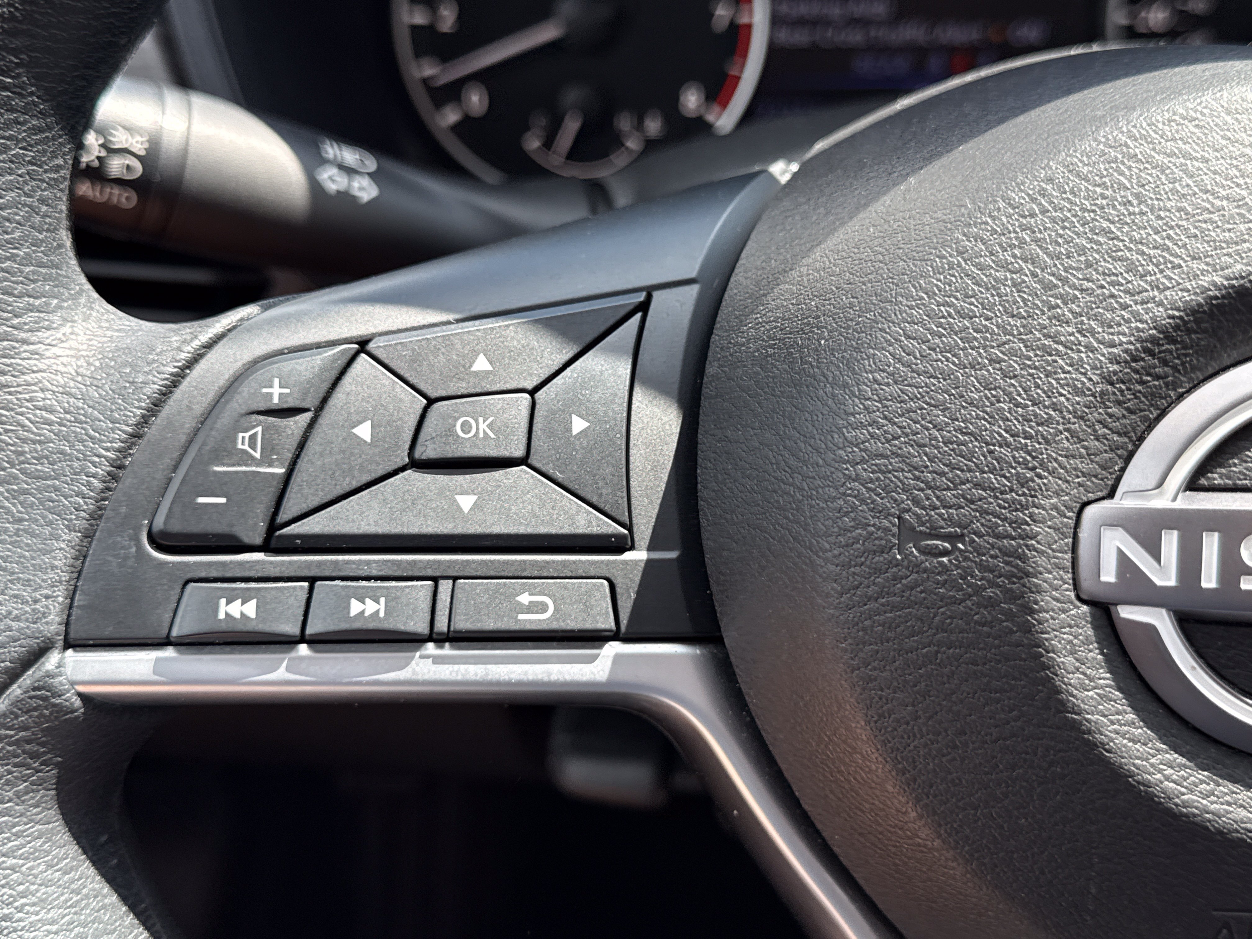 Used 2025 Nissan Altima 2.5 SV FWD image 14