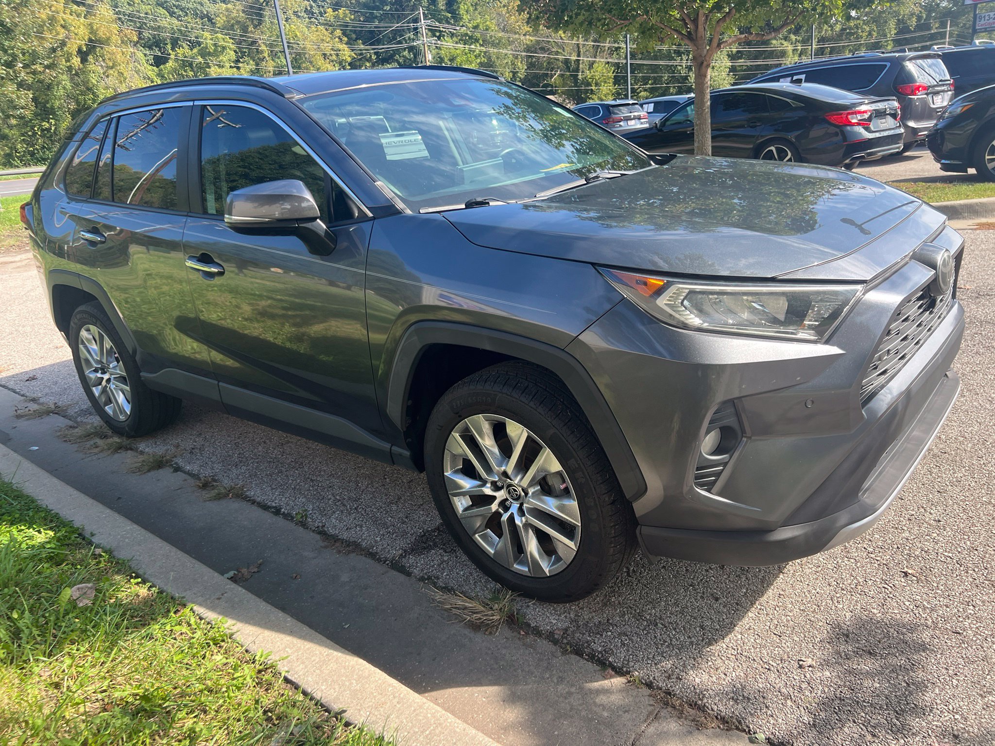 Used 2019 Toyota RAV4 Limited w/ Advanced Technology Package FWD image 3