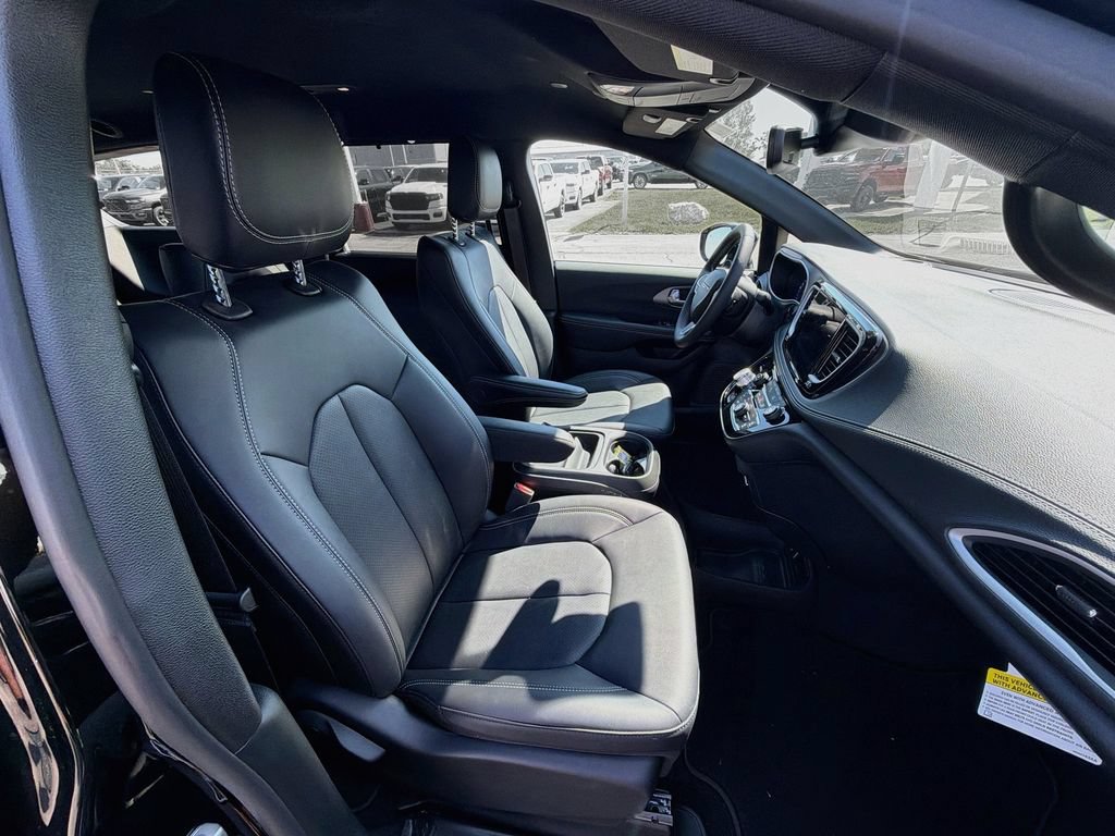 New 2027 Chrysler Pacifica Select FWD image 34