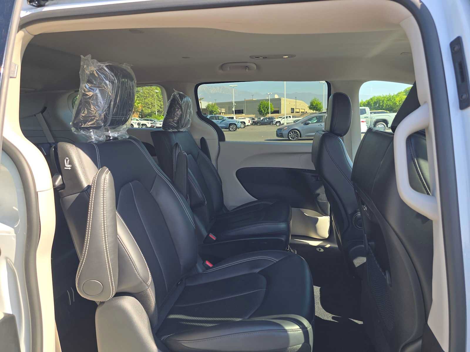 Used 2024 Chrysler Pacifica Limited FWD image 12