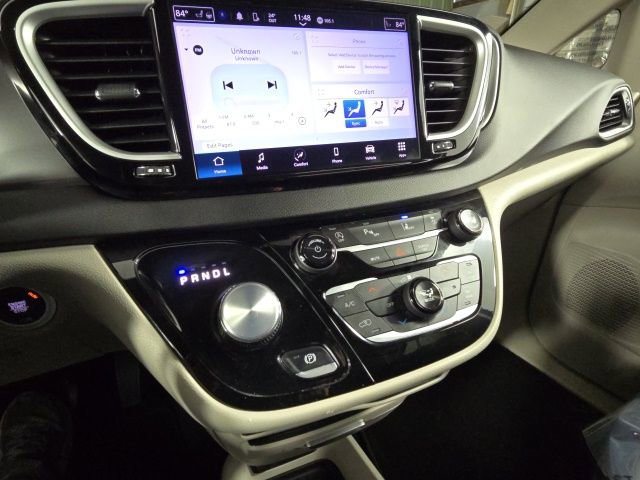 Used 2024 Chrysler Pacifica Touring-L image 18