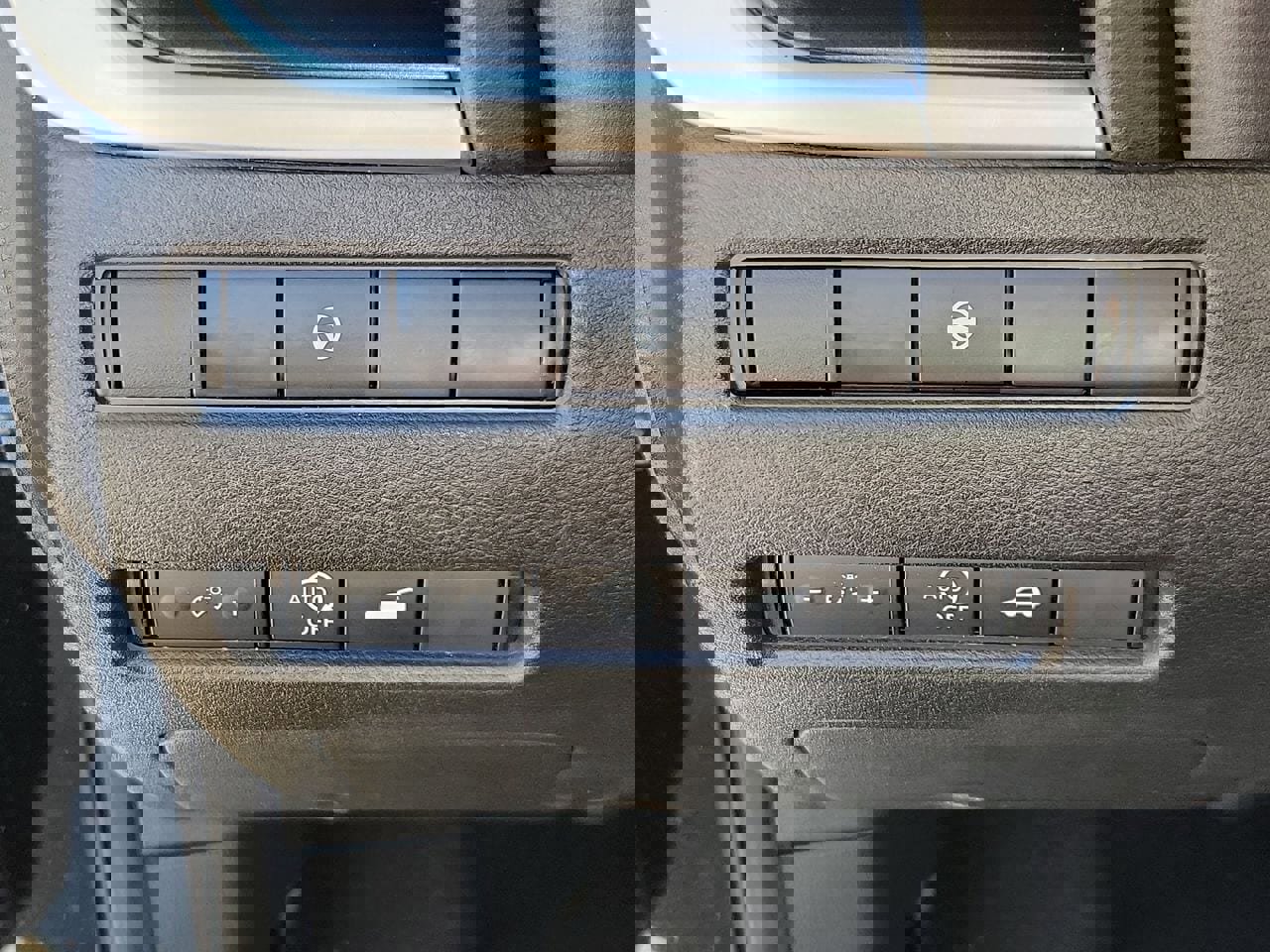 Used 2025 Nissan Rogue SV image 30