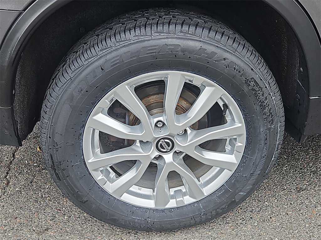 Used 2018 Nissan Rogue SV image 4