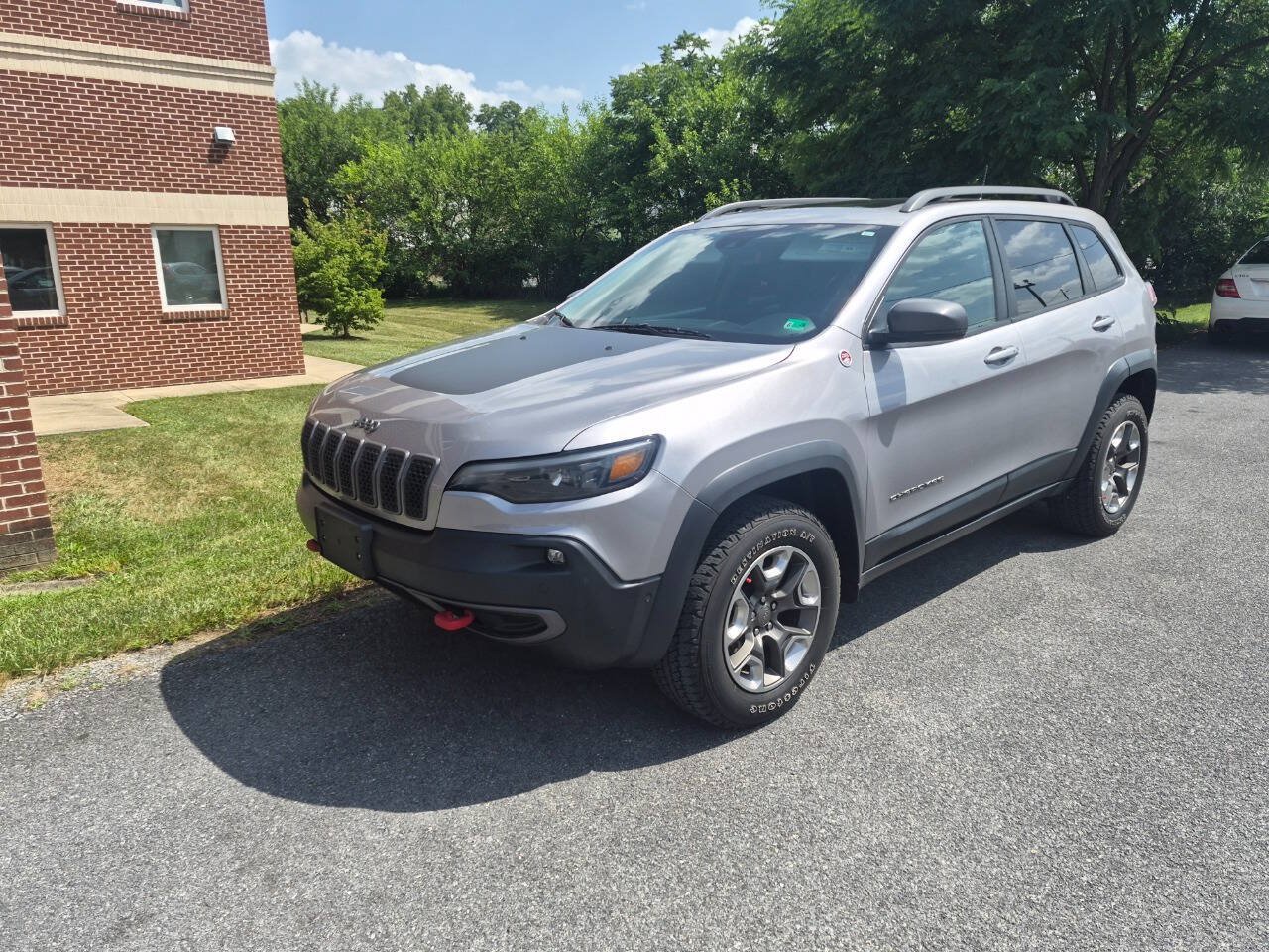 Used 2019 Jeep Cherokee Trailhawk AWD/4WD image 1