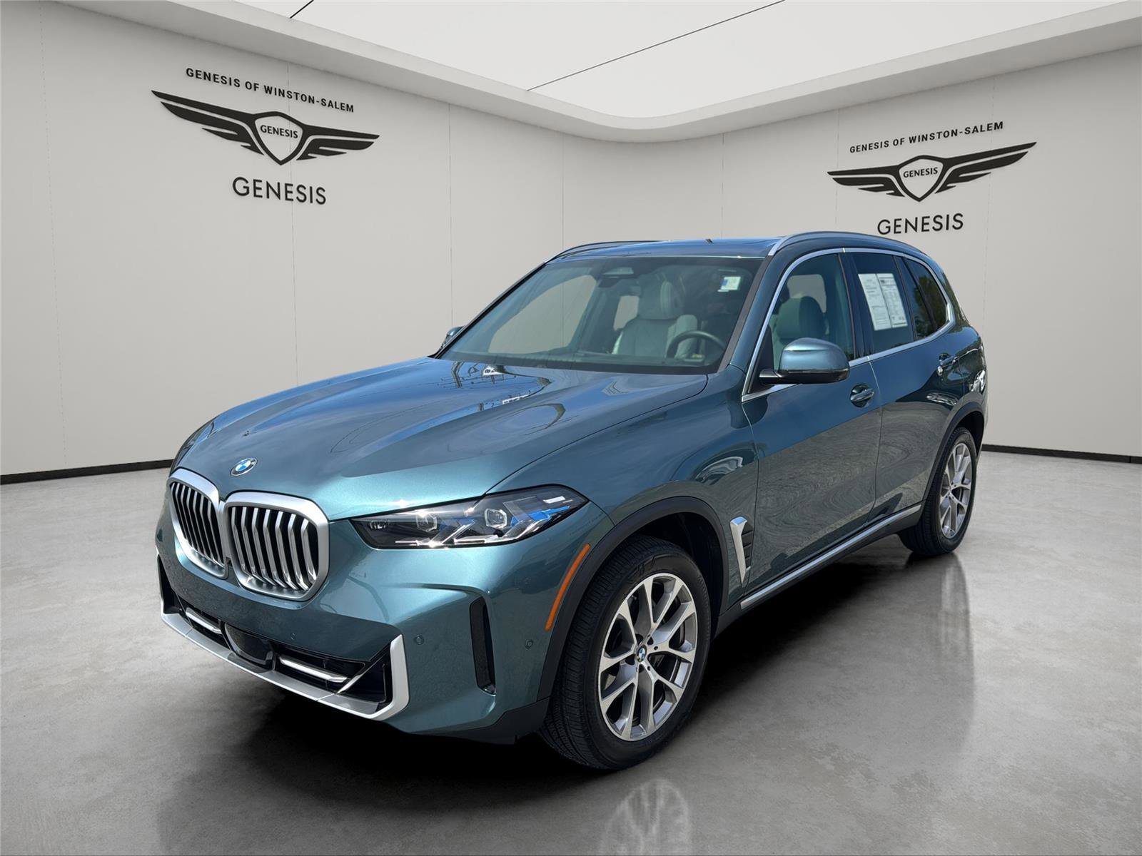 Used 2024 BMW X5 sDrive40i w/ Premium Package image 1