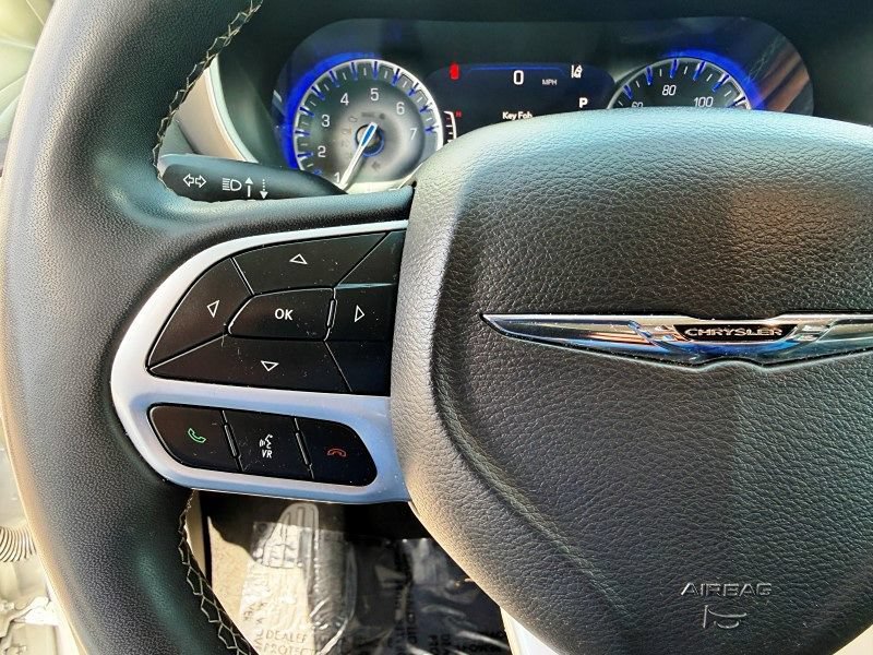 Used 2023 Chrysler Pacifica Touring-L FWD image 27