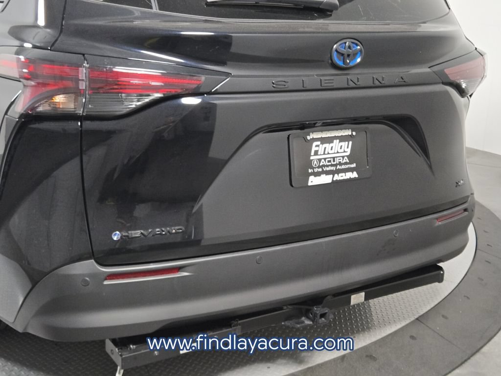 Used 2025 Toyota Sienna XLE Woodland Edition AWD/4WD image 7