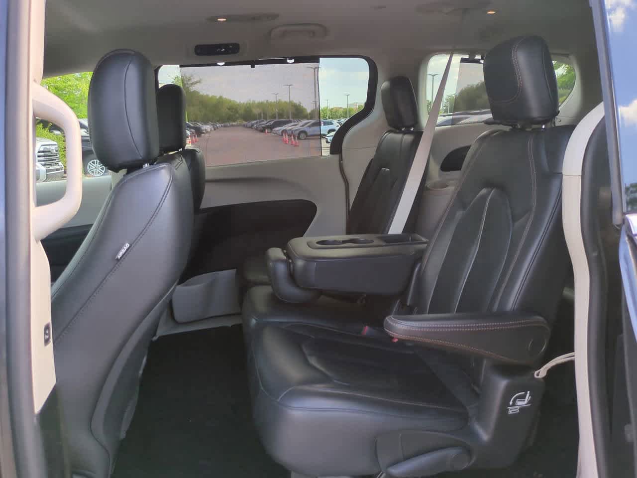 Used 2017 Chrysler Pacifica Touring-L FWD image 14