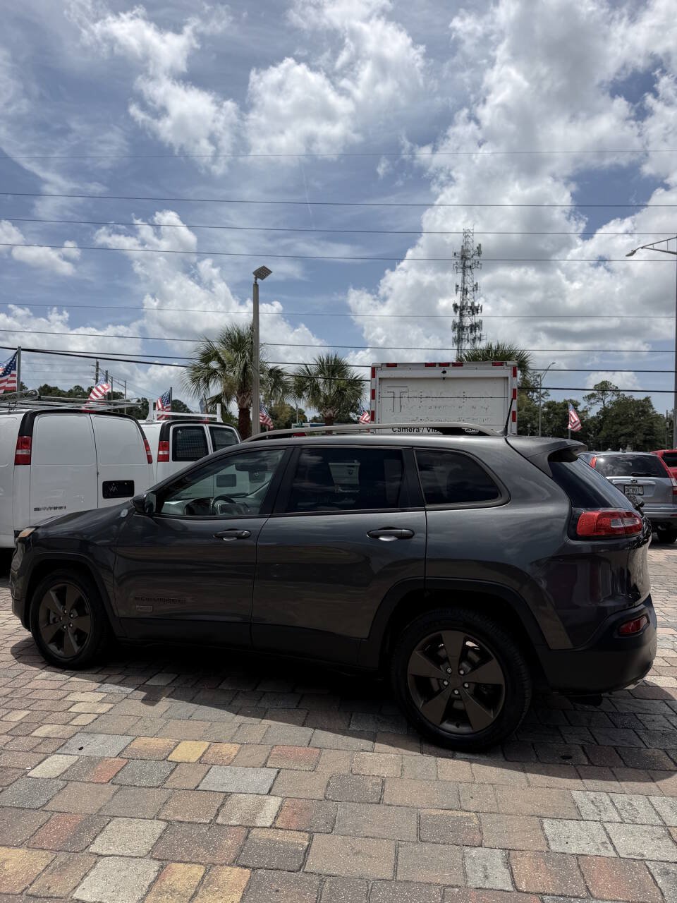 Used 2017 Jeep Cherokee 75th Anniversary FWD image 10