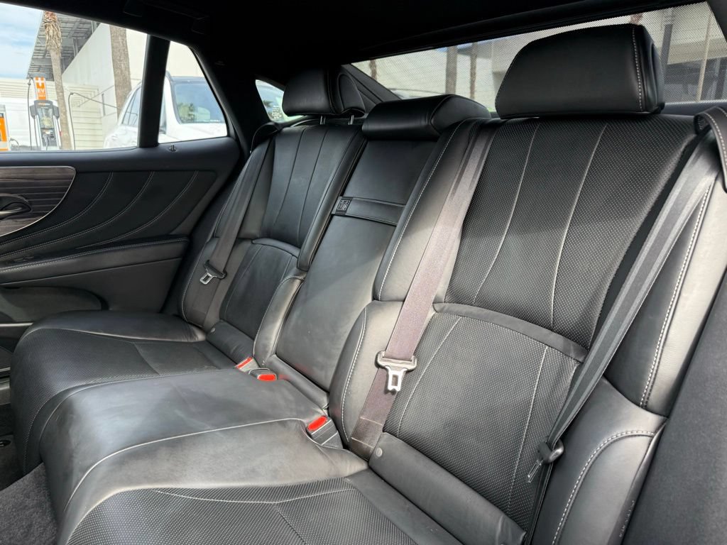 Used 2019 Lexus LS 500 w/ Accessory Package (Z2) RWD image 14