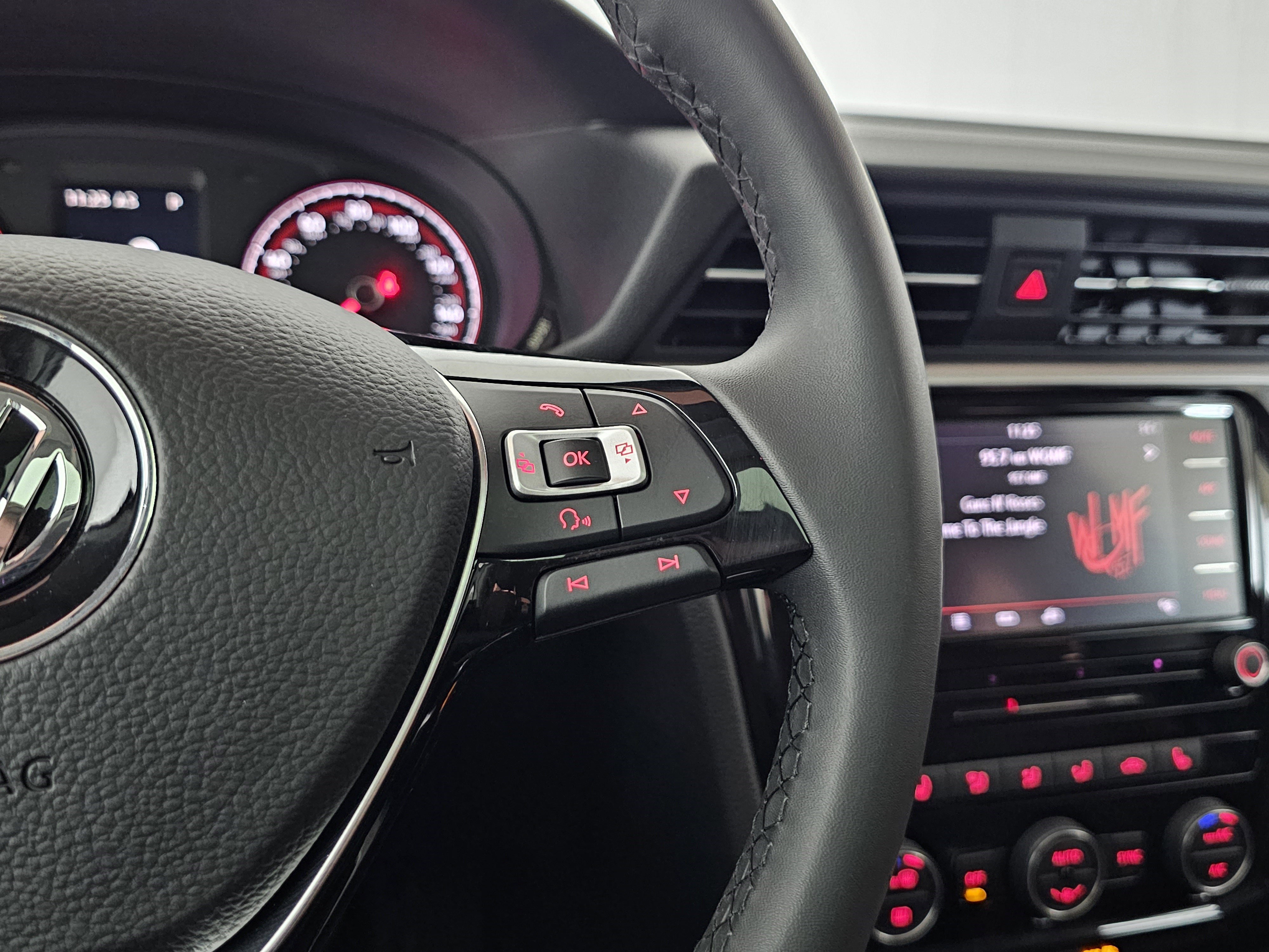 Used 2021 Volkswagen Passat 2.0T SE image 40